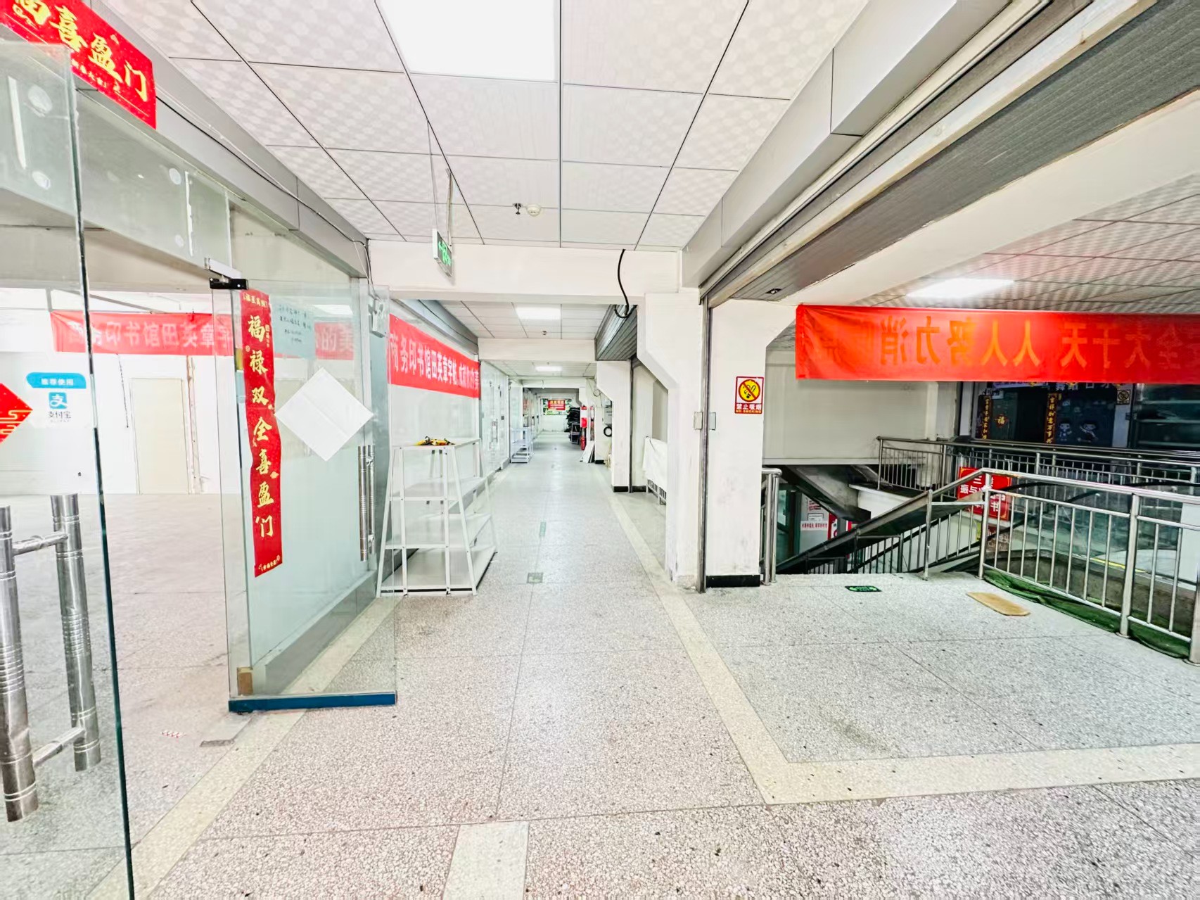 中南街引入人工智能技术应用场景，推动AI与商业、零售、电商、企业服务等领域融合发展。
