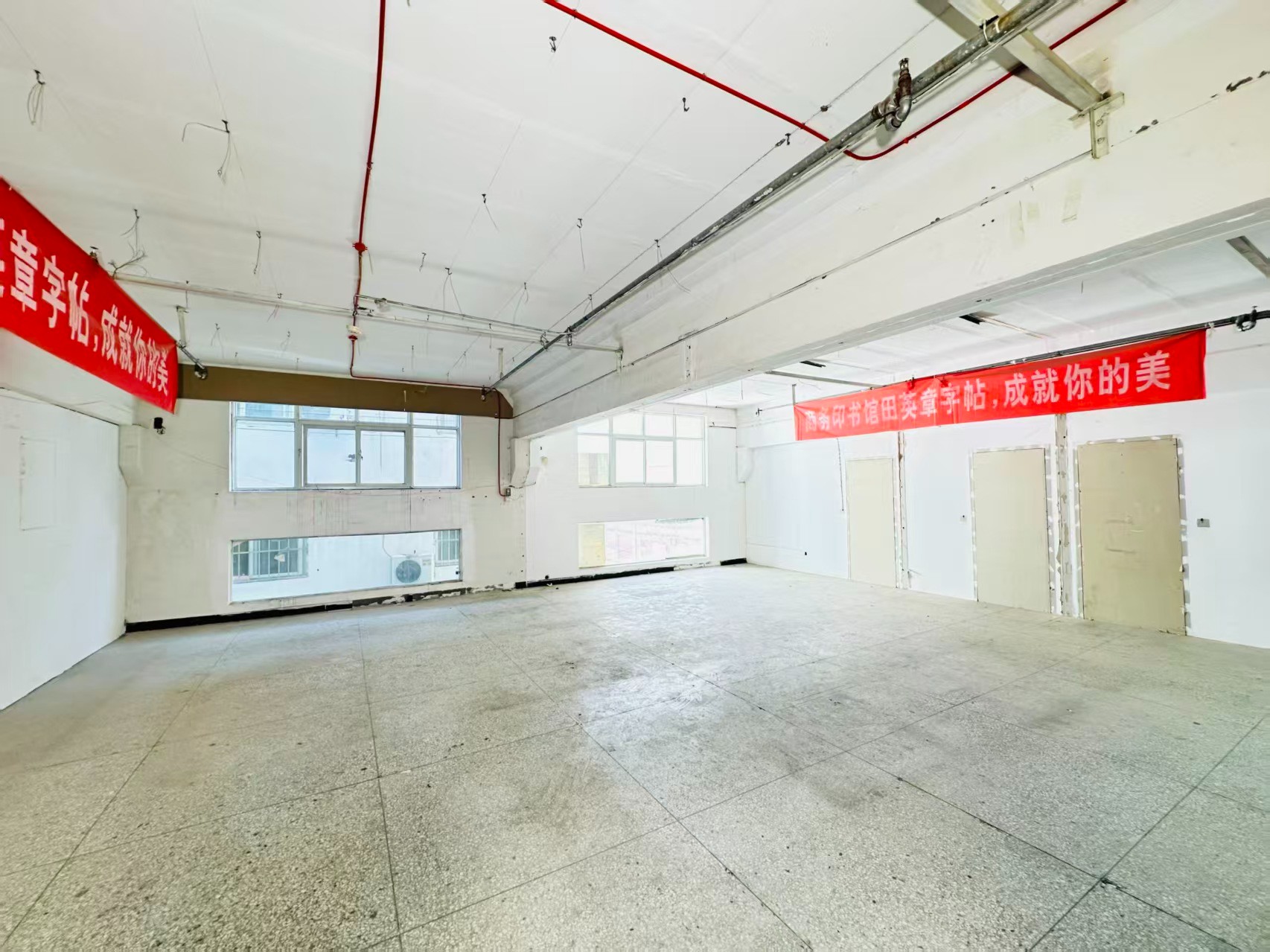 中南街重点吸引人工智能应用、数字经济、电商直播、智能制造服务、软件开发、科技创新企业及创业团队入驻